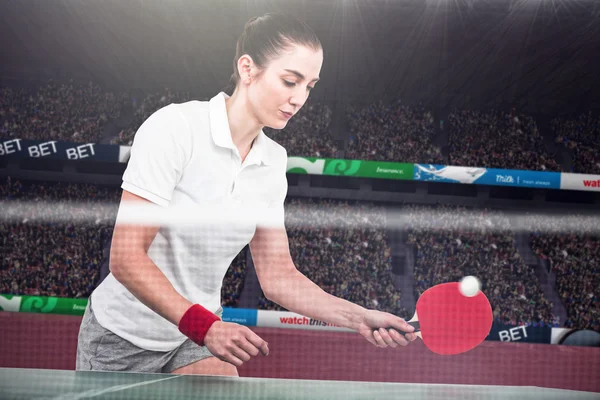 Atleta femenina jugando ping pong — Foto de Stock