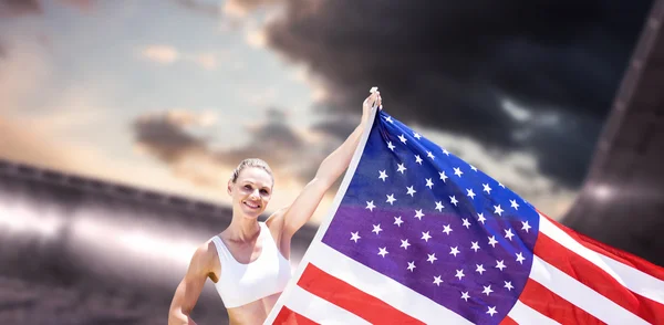 Sportvrouw bedrijf Amerikaanse vlag — Stockfoto