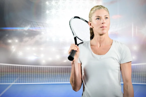 Deportiva sosteniendo raqueta de tenis — Foto de Stock