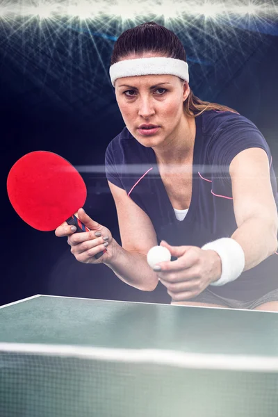 Atleta feminina jogando tênis de mesa — Fotografia de Stock