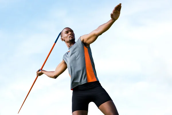 Atleta homem jogando dardo — Fotografia de Stock