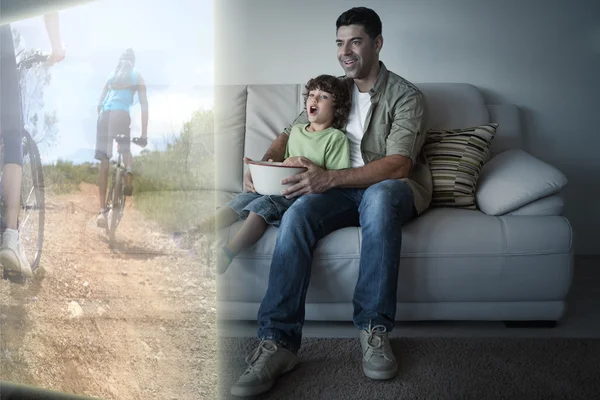 Père et fils regardant le vélo à la télévision — Photo