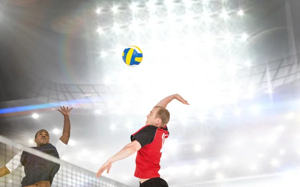 Idrottsmän som spelar volleyboll — Stockfoto