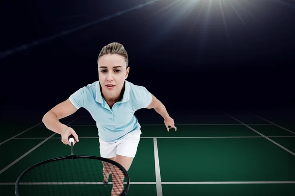 Ładna Blondynka gra badminton — Zdjęcie stockowe