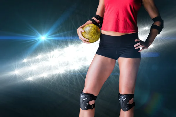 Спортсмен с локтевыми прокладками, держащий гандбол — стоковое фото