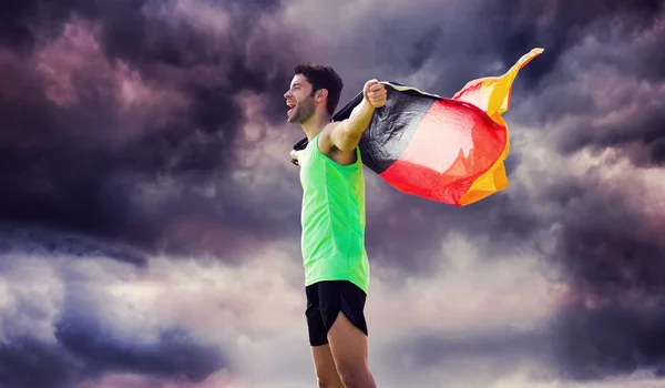 Homme portant le drapeau allemand — Photo