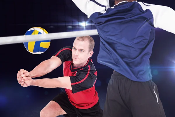 Sporters die zich voordeed tijdens het volleyballen — Stockfoto