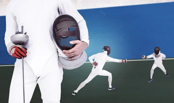 Hombres en trajes de esgrima practicando con espadas — Foto de Stock