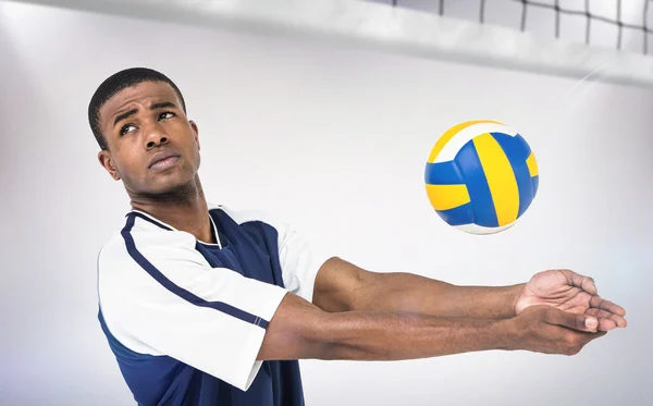 Sportif jouant au volley-ball — Photo