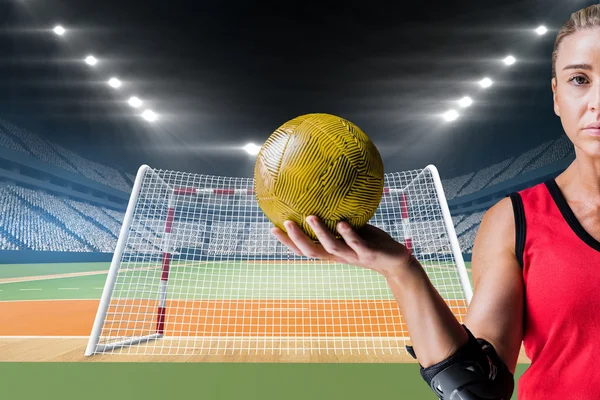 Idrottsman med armbågen pad holding handboll — Stockfoto