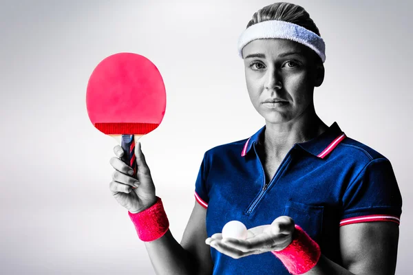 Спортсменка готова играть в пинг-понг — стоковое фото