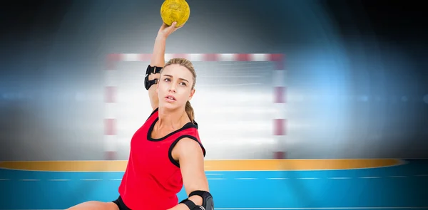 Atleta lanzando balonmano —  Fotos de Stock