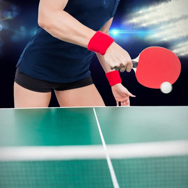 Ping pong hráč udeří míček — Stock fotografie