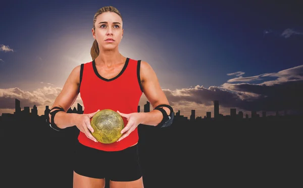 Atleta con coderas sosteniendo el balonmano — Foto de Stock