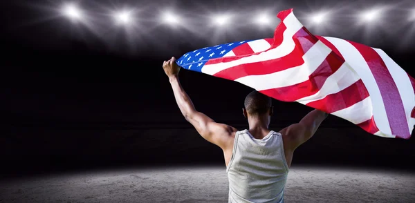 Atletik erkek holding Amerikan bayrağı — Stok fotoğraf