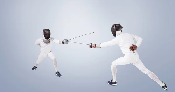 Чоловіки в костюмах фехтування практикують з мечами — стокове фото