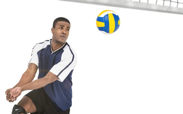Sportman die zich voordeed tijdens het volleyballen — Stockfoto