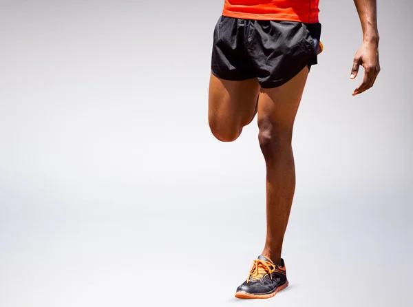 Atletisk mann hopper – stockfoto