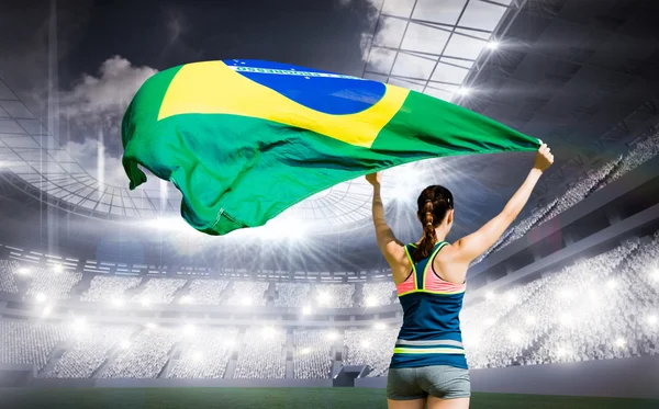 Sportlerin hisst brasilianische Flagge — Stockfoto