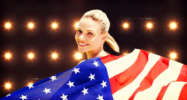 Menina segurando uma bandeira americana — Fotografia de Stock