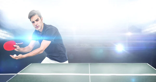 Спортсмен грає в настільний теніс — стокове фото