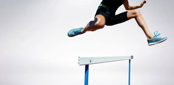 Wanita atletik melakukan pertunjukan melompat — Stok Foto