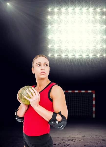 Αθλητής με μαξιλάρια αγκώνων κρατώντας χάντμπολ — Φωτογραφία Αρχείου