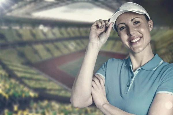 Årets idrottskvinna poserar med rörande cap — Stockfoto