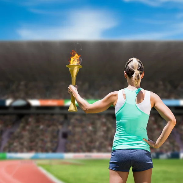 Sportliche Frau mit olympischer Fackel — Stockfoto