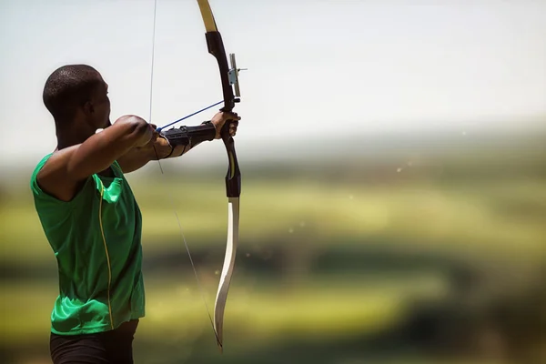 Sportsman doing archery — Stock Photo, Image