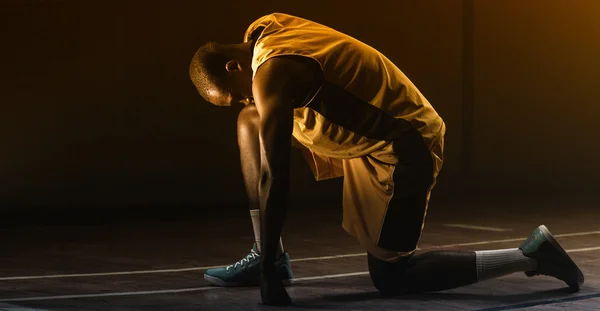 Basketbol oyuncusu oynamak hazırlanıyor — Stok fotoğraf