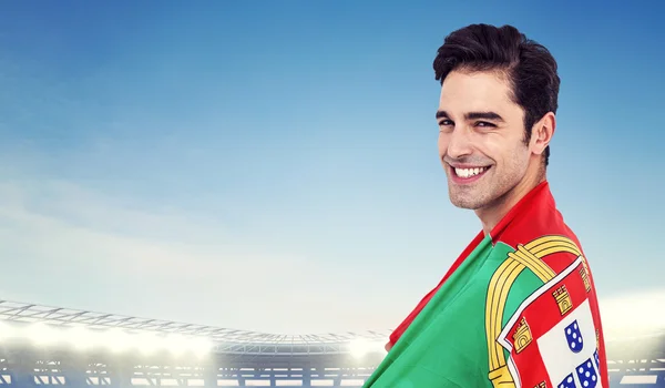 Atleta con bandiera portoghese avvolto — Foto Stock