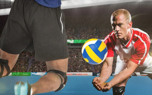Idrottsmän som spelar volleyboll — Stockfoto