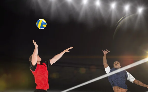 Idrottsmän som spelar volleyboll — Stockfoto