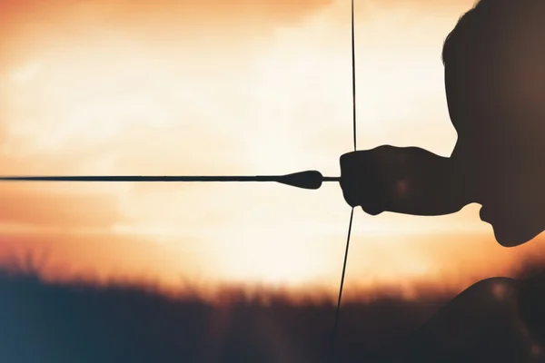 Sportvrouw beoefenen van boogschieten — Stockfoto