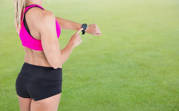 Atleta usando reloj inteligente — Foto de Stock