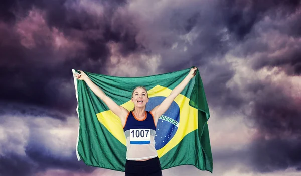 Atleta posando con bandera brasileña después de la victoria —  Fotos de Stock