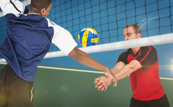 Sportifs jouant au volley-ball — Photo