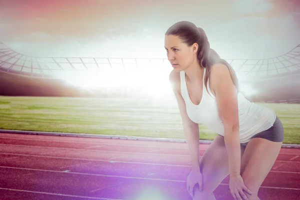 Atleet permanent met hand op de knie — Stockfoto