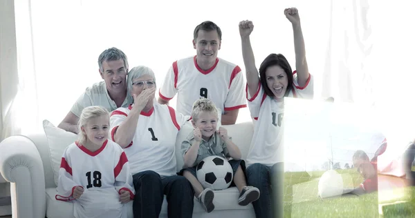 Familie schaut sich Fußballspiel an — Stockfoto