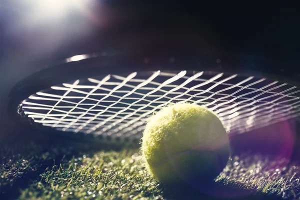 Tennisbal onder racket — Stockfoto