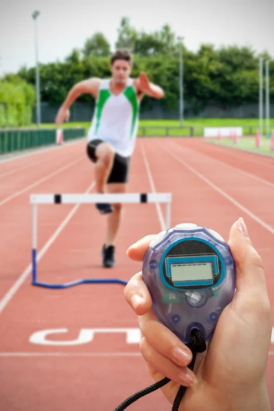 Kvinnan håller stoppur — Stockfoto