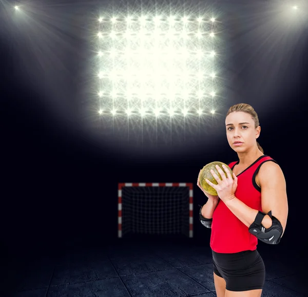 Atleta com cotovelo almofadas segurando handebol — Fotografia de Stock