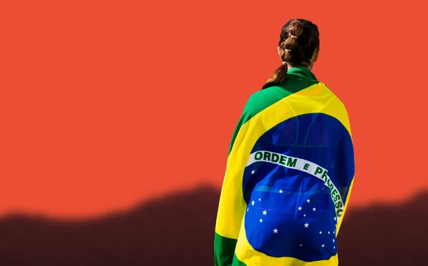 Femeie care deține steagul brazilian — Fotografie, imagine de stoc