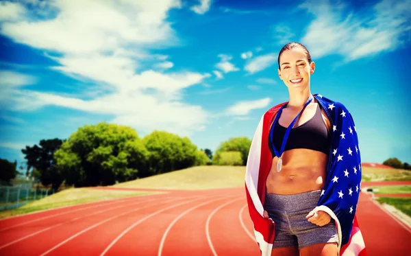 Sportif kadın Amerikan bayrağıyla poz — Stok fotoğraf