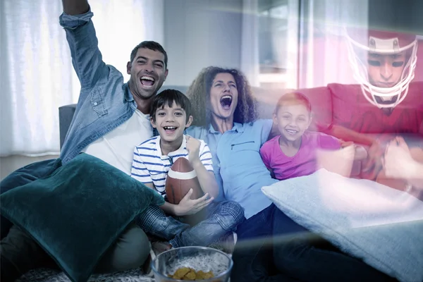 가족은 텔레비전에서 스포츠를 보고 있다 — 스톡 사진