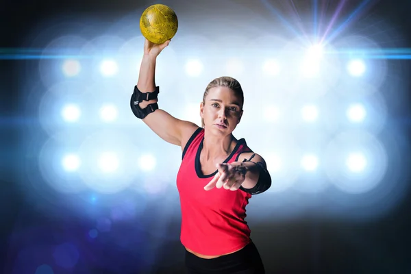 Atleet met elleboog pads gooien Handbal — Stockfoto