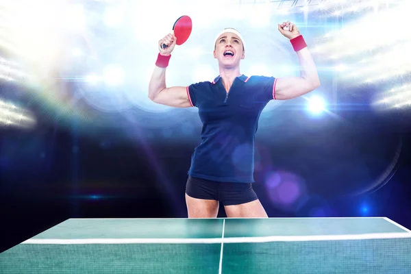 女运动员赢得乒乓球比赛 — 图库照片