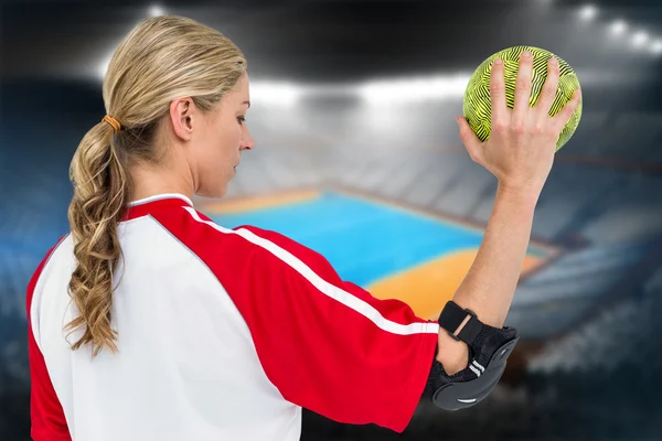 Deportiva sosteniendo pelota —  Fotos de Stock