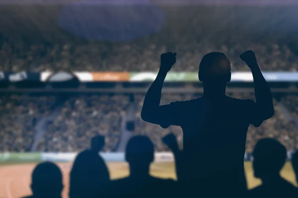 Silhouetten van voetbalsupporters — Stockfoto